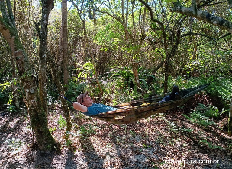 Descanso com rede de selva na mata da praia dos ilhéus sc