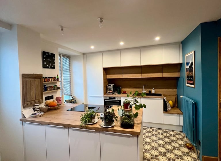 Cuisine contemporaine conservant le charme de l'ancien réalisée par Baïa Home à Caen