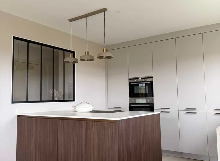 cuisine sur mesure noyer à Tourville su Odon par Baïa Home