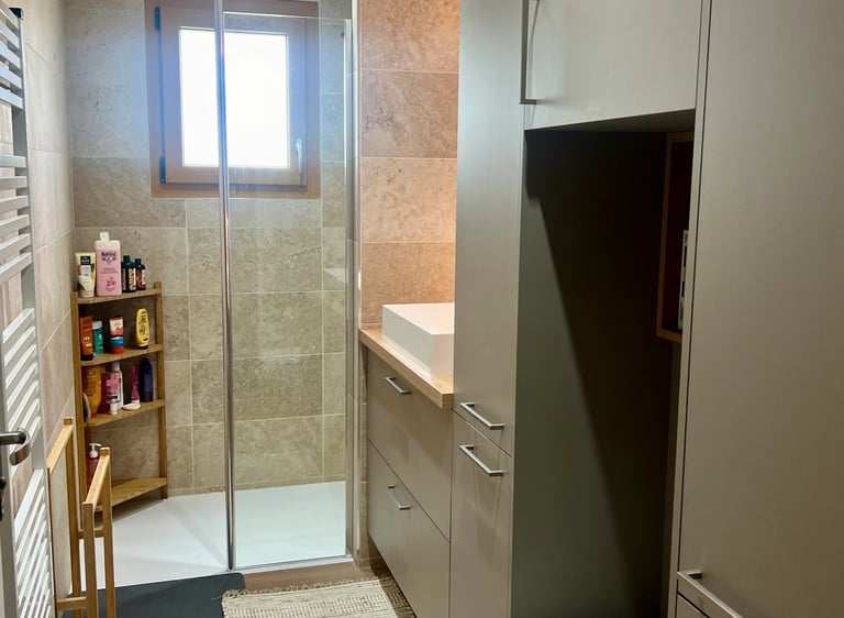 Salle de bain moderne avec WC suspendu et nombreux rangements réalisés sur mesure à Caen Baïa home