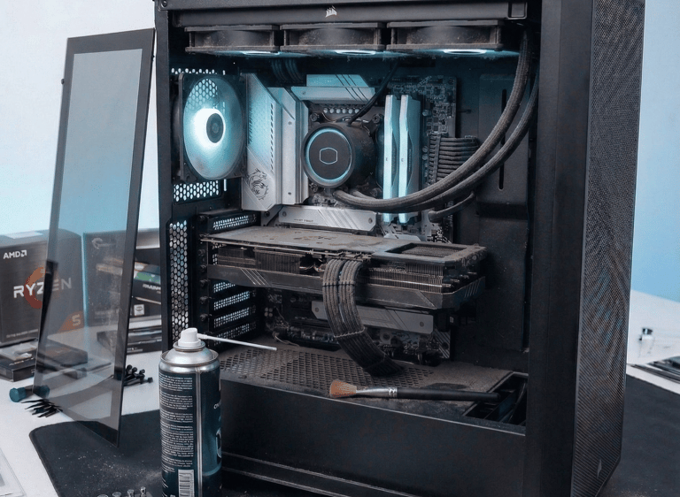 Computador gaming sujo a ser limpo pela MKBuilds