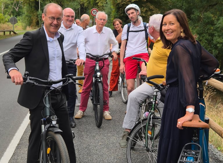 Stéphane Piednoir sur le terrain aux cotés de la présidente de département Florence Dabin