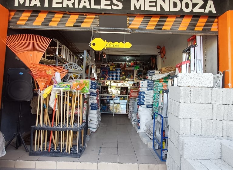 Fachada de Materiales Mendoza en Hacienda Cuautitlan Cuautith garden rakes and concrete blocks.