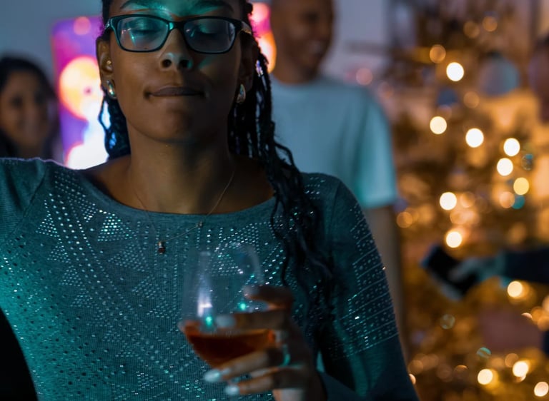 Photo d'une femme qui tient un verre de vin pour son anniversaire à Perpignan.