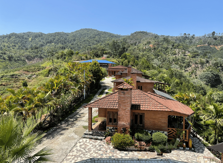 Imagen que muestra las 4 villas Neblinas superiores, y la hermosa vista que muestra a las montañas