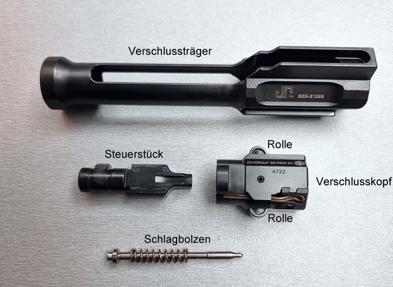 Verschluss der JP5 zerlegt in Verschlussträger, Verschlusskopf, STeuerstück und Schlagbolzen.