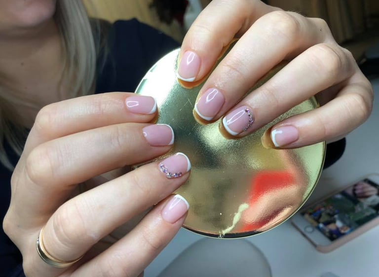 Klientei atlikome ilgalaikį prancuzišką manikiūrą