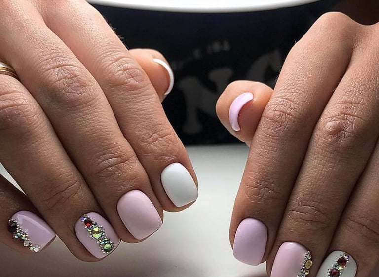 Klientei atliktas gelinis manikiūras, puoštas kristalais