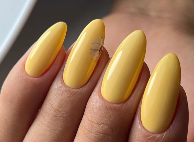 Geltoni nagai su dekoru