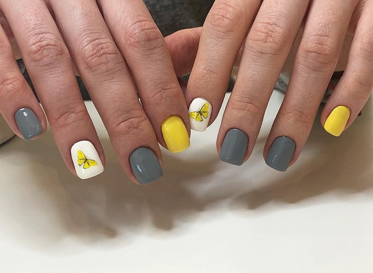 Klientės nagus papuošėme drugeliais