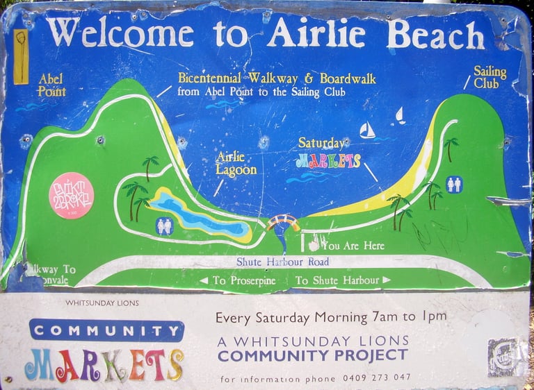 Placa com mapa da cidade de Airlie Beach Australia