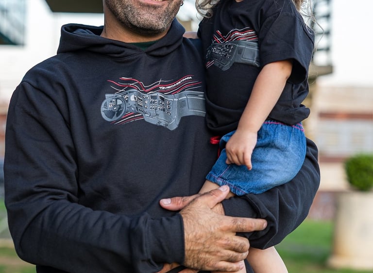 murilo e sua filha maria usando roupas da loja