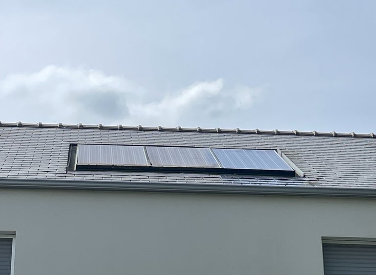 Panneaux solaires en cours de nettoyage, un sur trois déjà propre, élimination des salissures