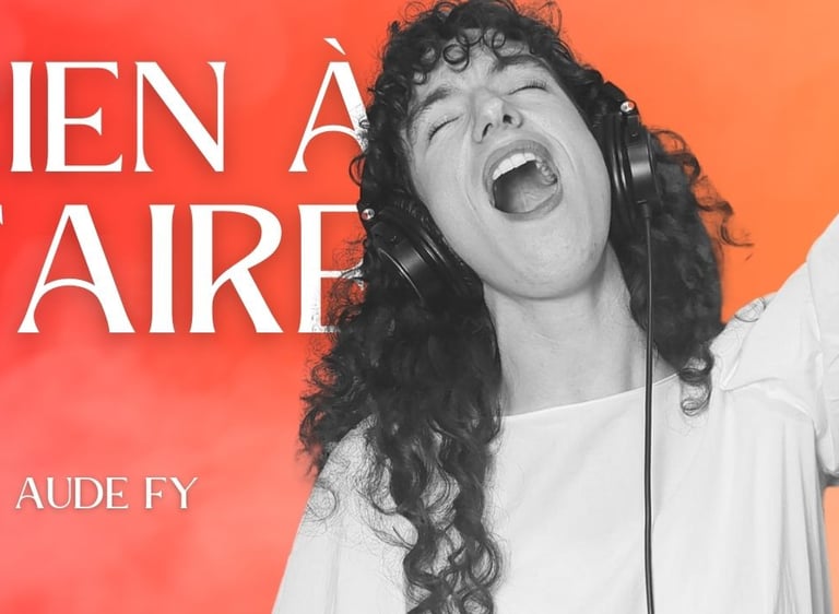 Aude Fy, chanteuse en train de chanter, c'est la vignette de la chanson Rien à faire