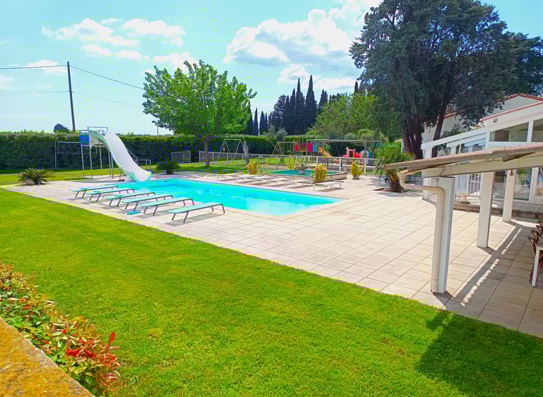 villa location vacances sud france piscine toboggan aquatique