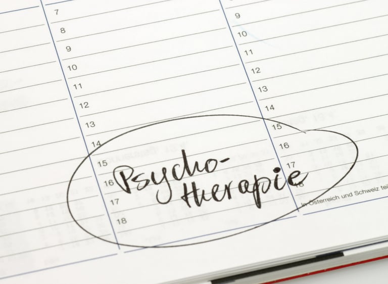 die Seite eines Wochenkalenders mit einem Psychotherapie Termin umkreist