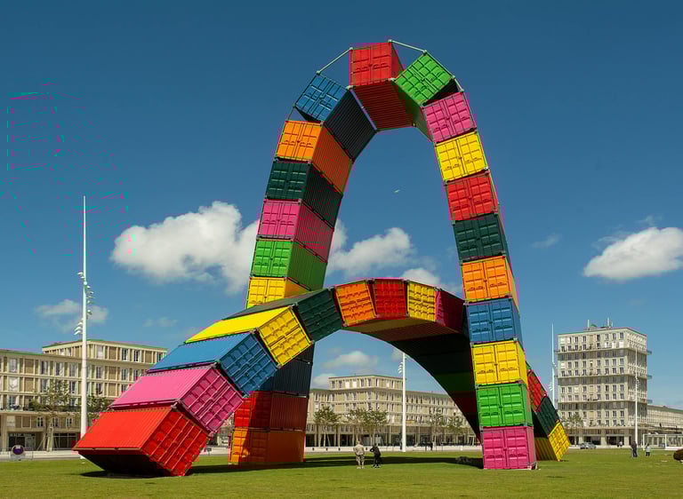 intervenção urbana, obra feita com oom container.