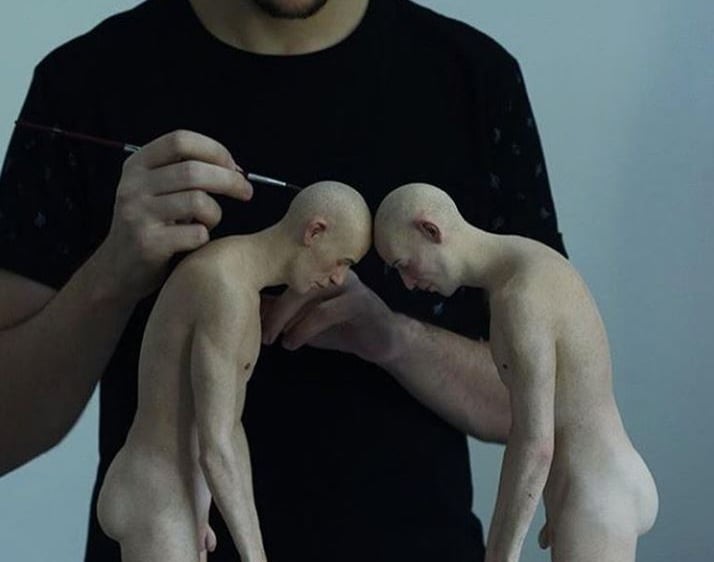 Vista da mais recente escultura em bronze, revelando a evolução artística de Caramello.