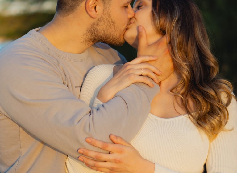 Paar küsst sich innig im goldenen Sonnenlicht am See. Romantisches Verlobungsfoto: Just Perspectives.