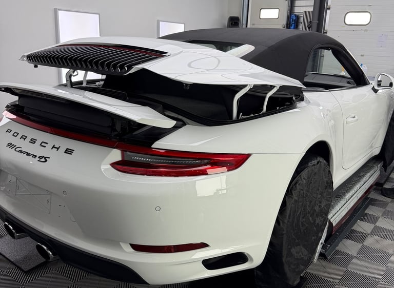 Installation d'un PPF sur cette Porsche 911 Carrera 4S Cabriolet dans notre atelier en Isère