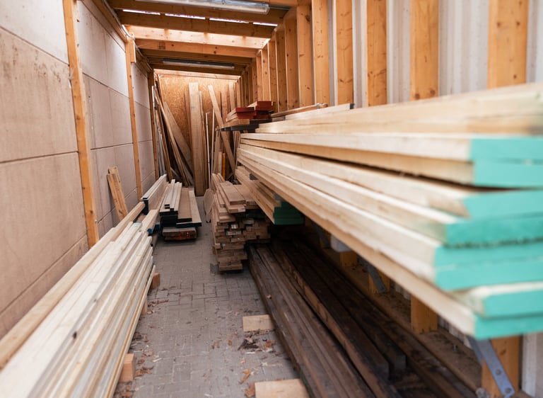 Ein Holzlager mit vielen Holzbrettern von Atelier Rohlfs