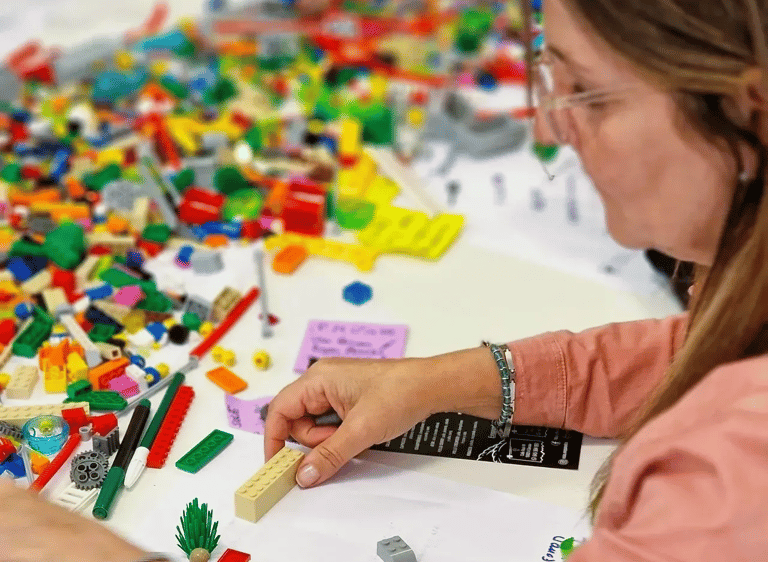 Mujer sosteniendo un bloque de Lego
