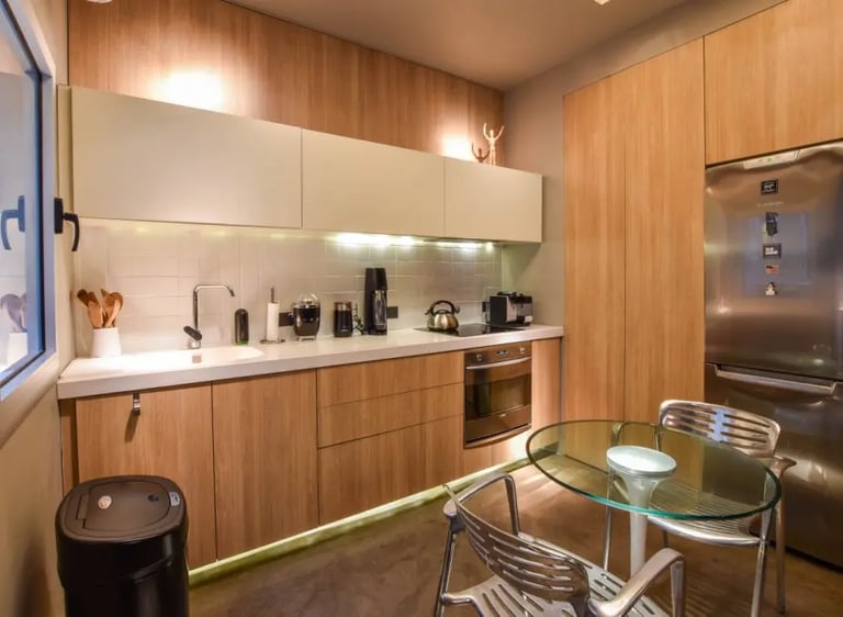 Espacio reorganizado con los mismos elementos siguiendo el concepto de interiorismo sensorial.