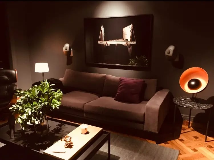 Espacio moderno y urbano diseñado bajo los criterios del interiorismo sensorial.