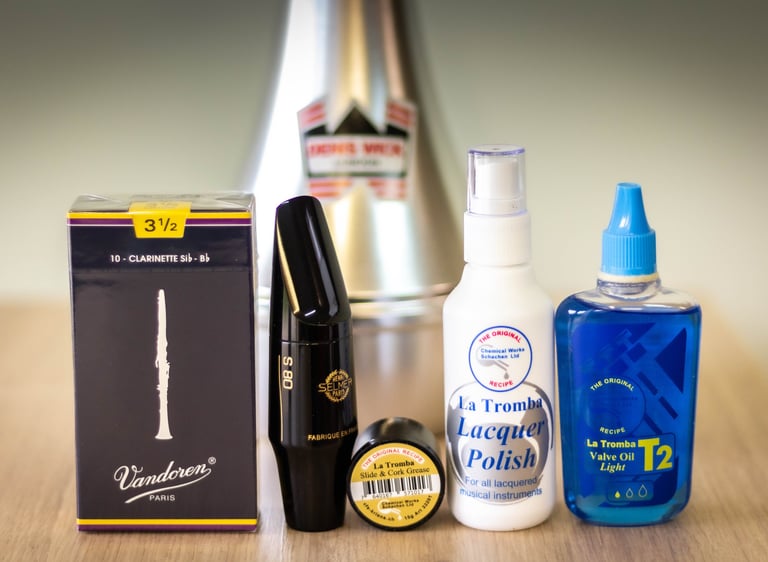 différents accessoires destinés aux instruments à vent, tels que des anches, de l'huile pour piston