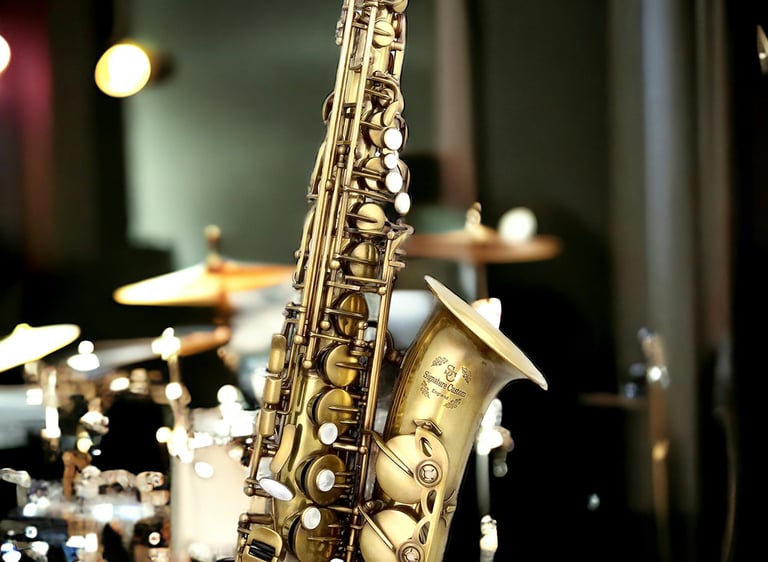 un saxophone alto neuf présenté devant une batterie