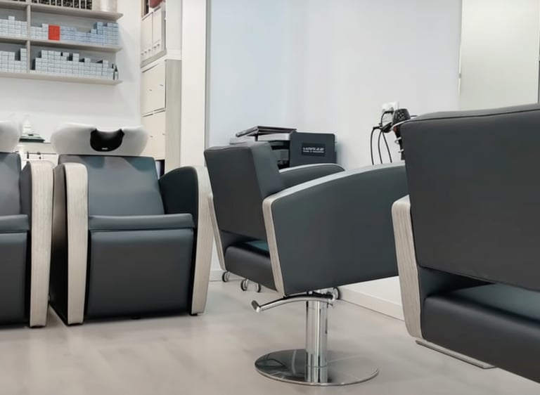 fotografía profesional local comercial peluquería cádiz sillones de estética mobiliario moderno