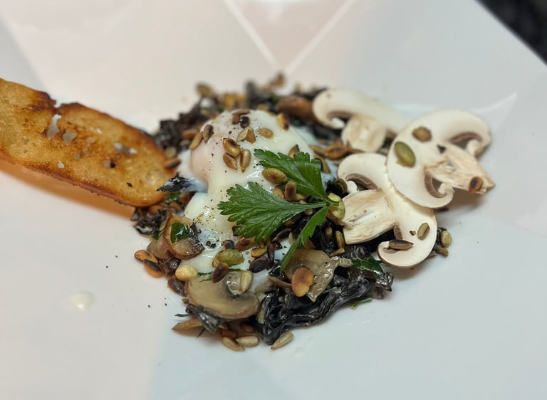 Oeuf parfait, champignons forestiers et graines torréfiées chez Marmite et Papillote
