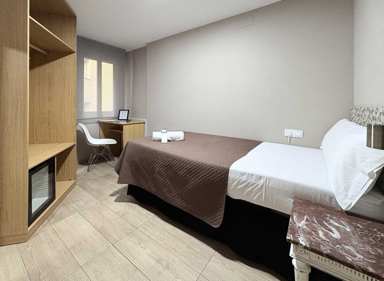 Pensión Laurel – Habitación individual cómoda con baño compartido
