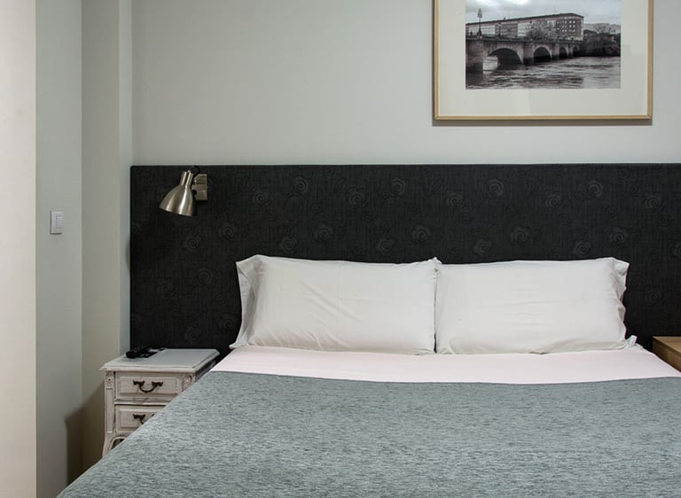 Habitación doble con baño privado en Logroño