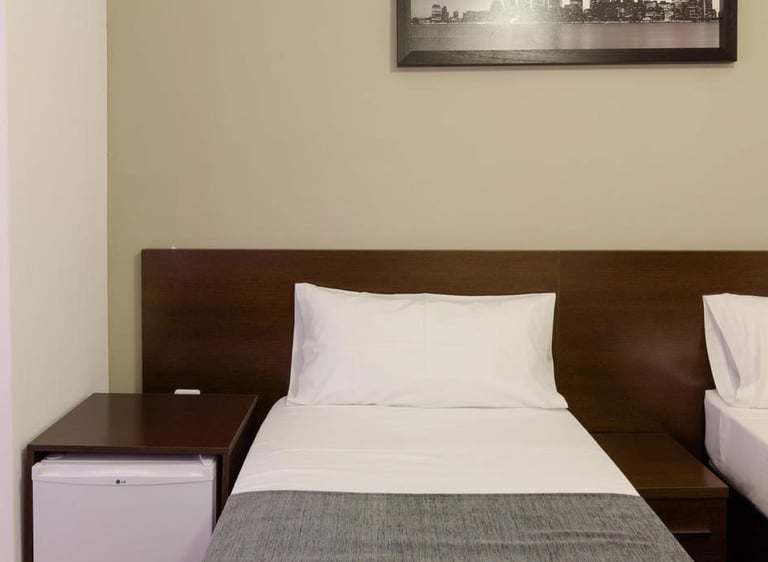 Pensión Laurel – Habitación individual cómoda con baño compartido