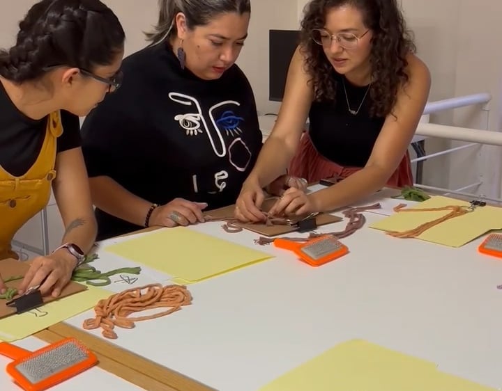 mujeres aprendiendo macramé en un taller