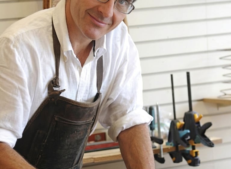 Denis Hazeaux, formateur et ébéniste d'art, dans son atelier