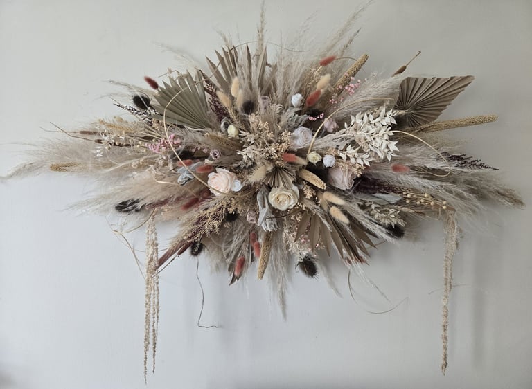 Décoration murale, fleurs séchées, tons écru, blanc, terracotta, créée par l'Ensorce'Fleurs pour un mariage