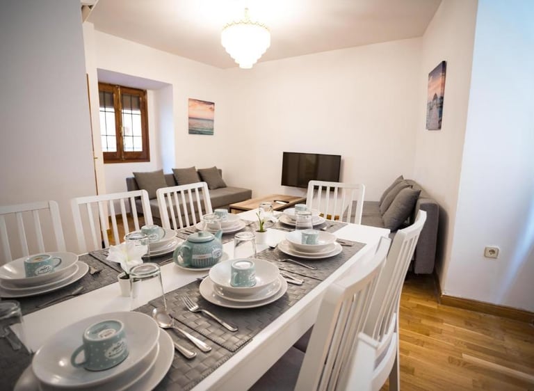 Mesa preparada en apartamento SmartMonki en Toledo