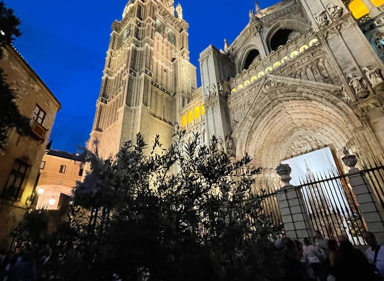 Torre de la Catedral de Toledo iluminada de noche