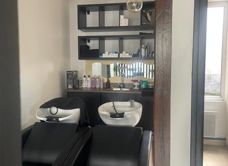  Zone de soin capillaire avec bacs de lavage professionnels chez X Tension NC, pour une expérience d
