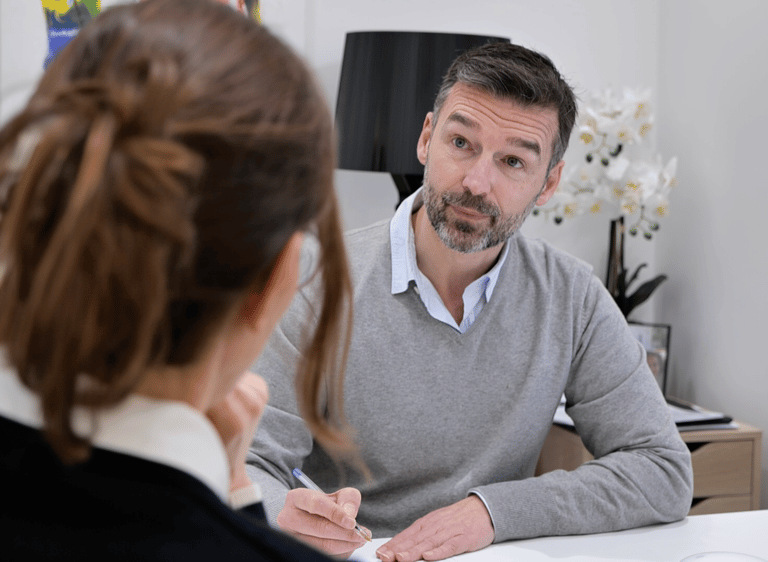 Pascal qui renseigne une cliente pour le traitement d'épilation laser au sein du centre The