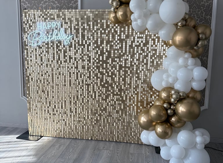 Blizgi auksinė foto siena, foto siena renginiams, foto siena gimtadieniui, veidrodine foto siena