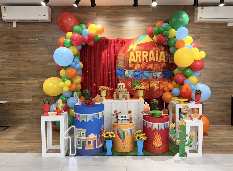 Decoração tema Festa Junina com bandeirinhas, cores e elementos típicos do arraiá