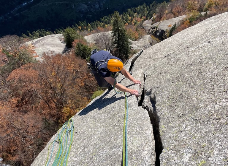 Trad climbing on Luna Nascente, Val di Mello