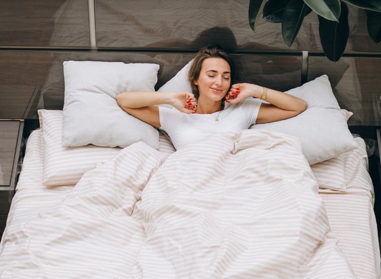 Pareja descansando en colchón cómodo que mejora la calidad del sueño