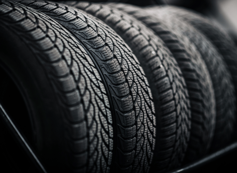 Naujos lengvųjų automobilių padangos lentynose