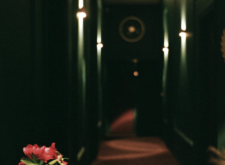 Langer Flur mit gedämpftem Licht