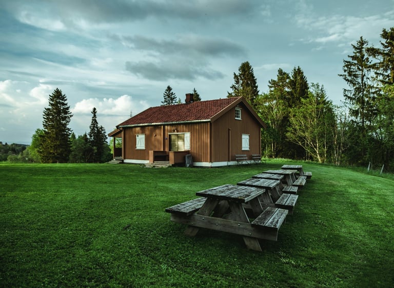 Hütte umgeben von einer Wiese