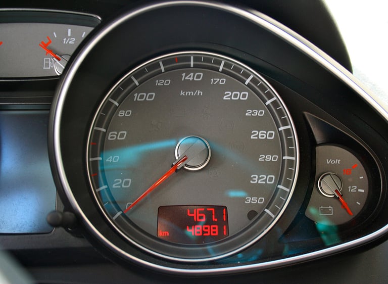 Instrumento / Cuadro del coche siendo reparado desde el interior electronico